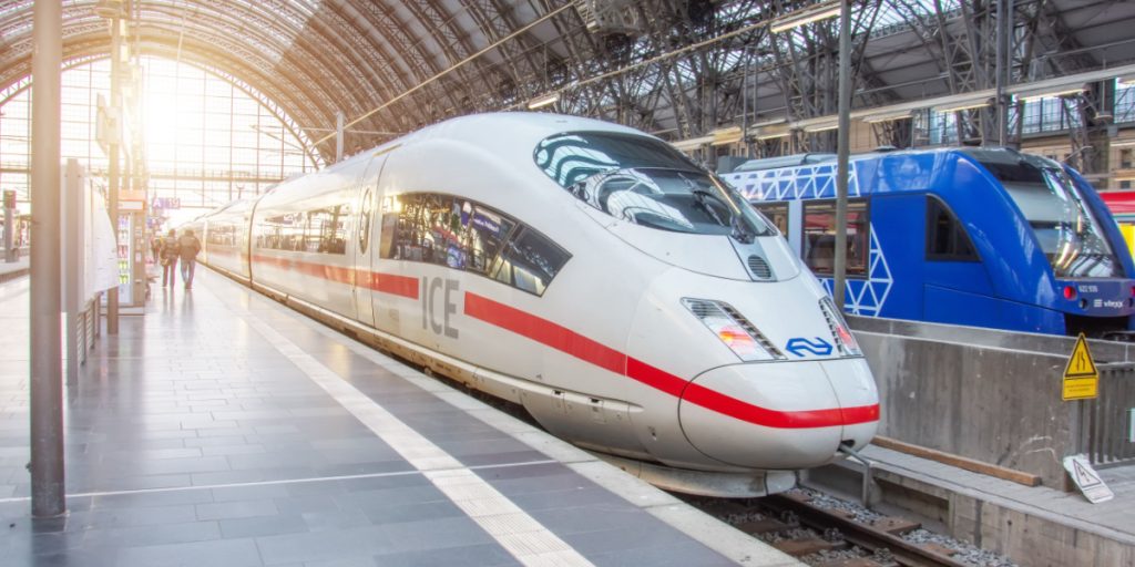 Erschütternder Vorfall: ICE trifft Regionalzug – Zwei Züge kollidieren