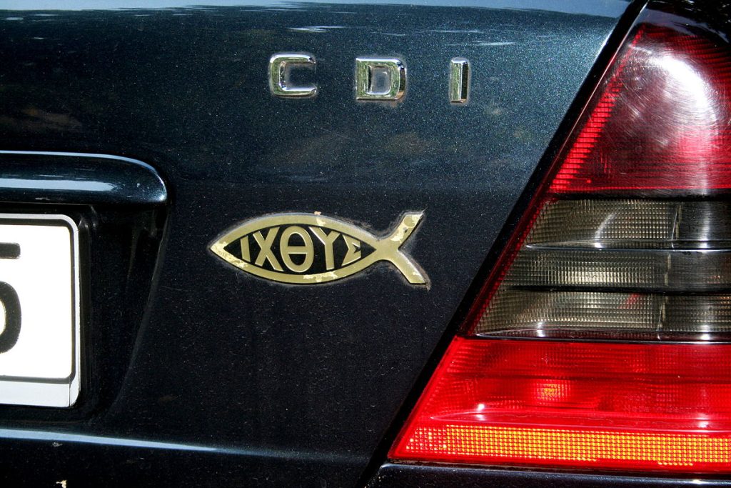 Warum ist das Fischsymbol auf manchen Autos angebracht? Was bedeutet es?
