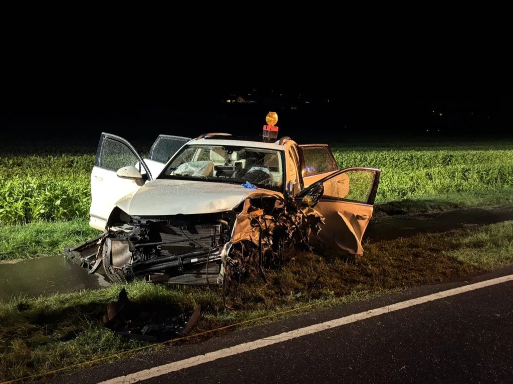 Schwerer Unfall bei Frickingen: Drei Personen nach Frontalzusammenstoß schwer verletzt