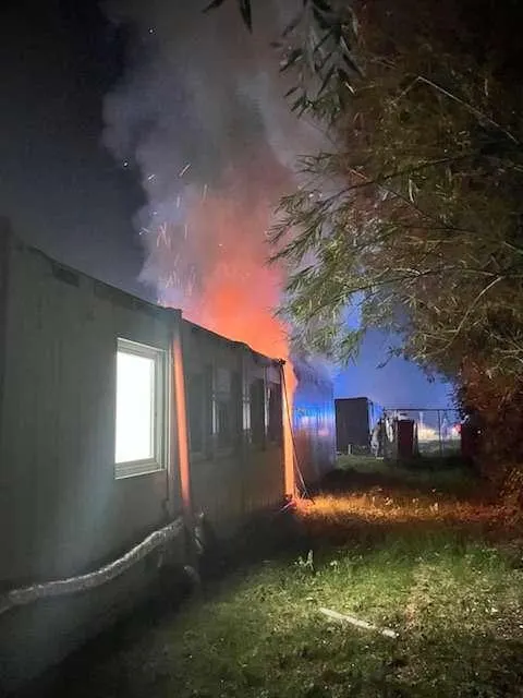 Waschmaschine löst Brand in Containerunterkunft aus – 30.000 Euro Schade