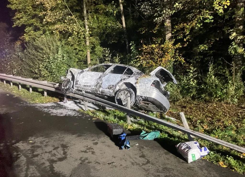 Schwerer Verkehrsunfall auf der A43: PKW brennt nach Kollision aus