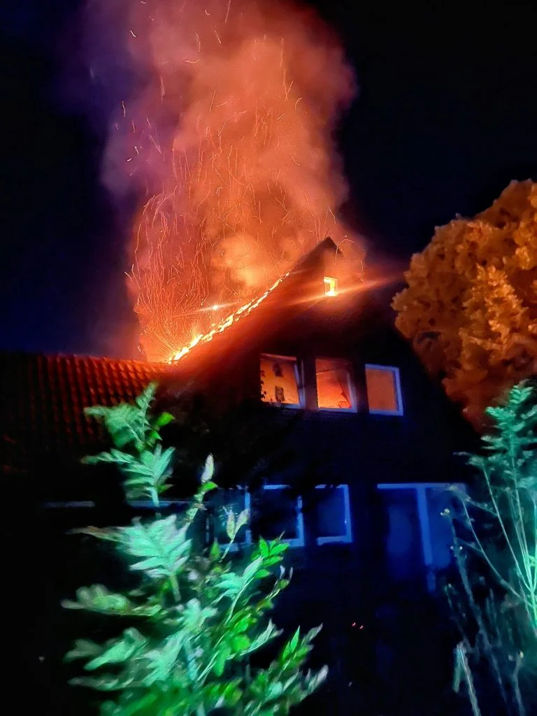 Alarm in der Nacht: Dachstuhlbrand in Neuss