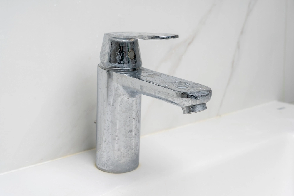 Wasserflecken entfernen leicht gemacht: Das überraschende Mittel aus dem Bad