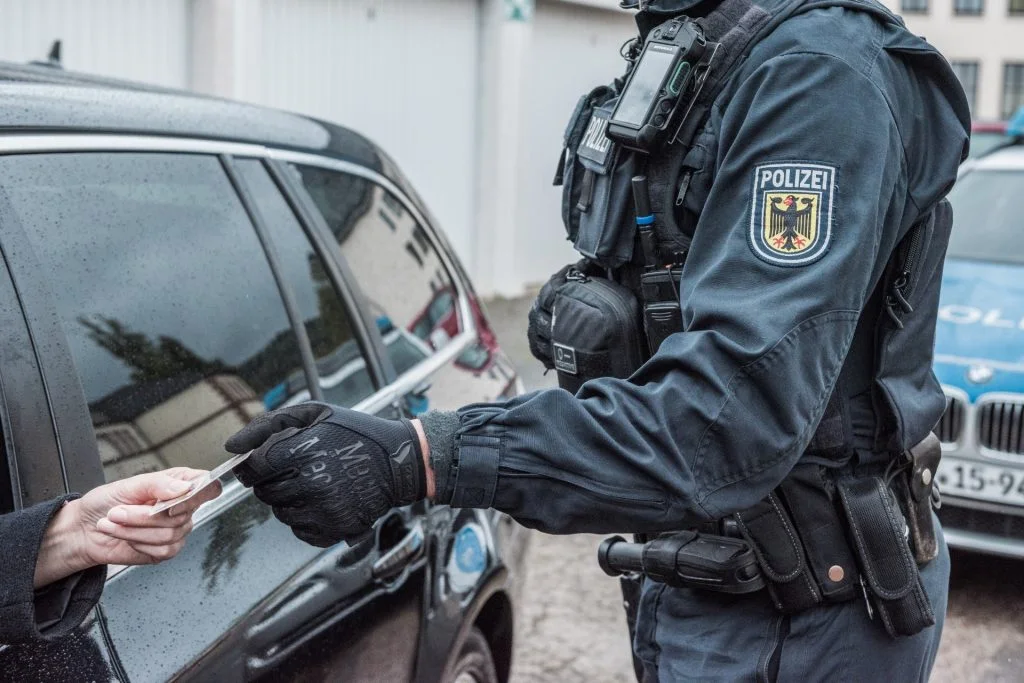 Autobahnkontrolle mit Folgen: Zwei Haftbefehle vollstreckt