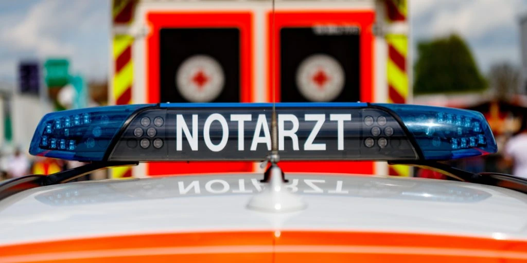 Schockierender Unfall: Kleinflugzeug prallt gegen Auto – Tote aus Deutschland