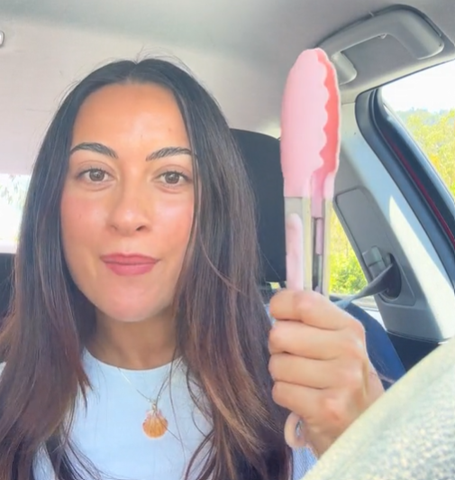 TikTok-Nutzer begeistert: Frau löst Parkproblem mit Küchenzangen