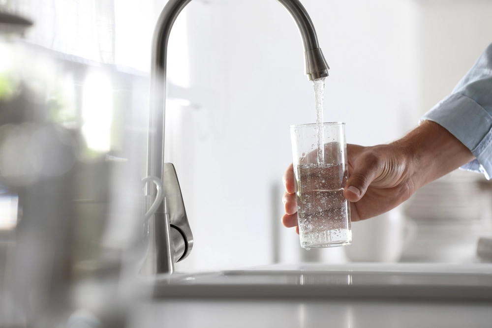 7 Anzeichen, dass du nicht genug Wasser trinkst
