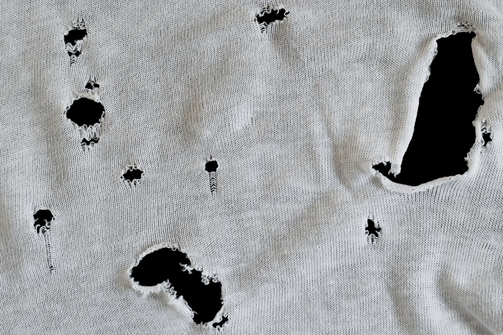 Das Rätsel der Löcher in T-Shirts endlich gelöst