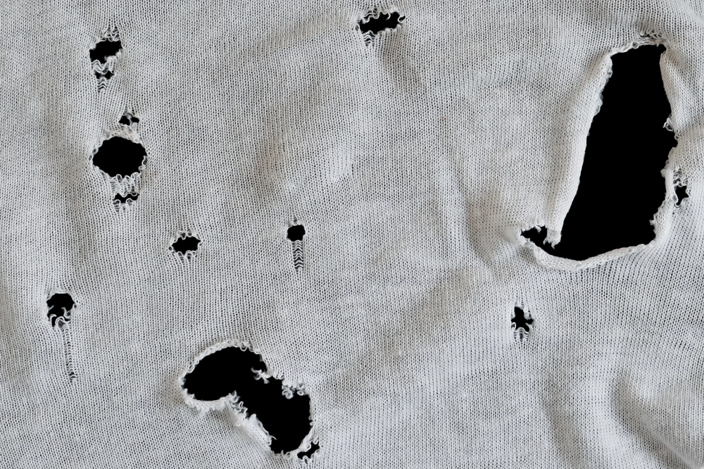Das Rätsel der Löcher in T-Shirts endlich gelöst
