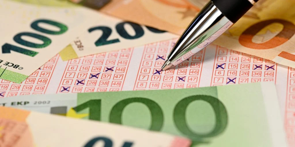 Paar gewinnt 125.000 Euro im Lotto: Sie werden nicht glauben, wo sie ihr Ticket versteckt haben
