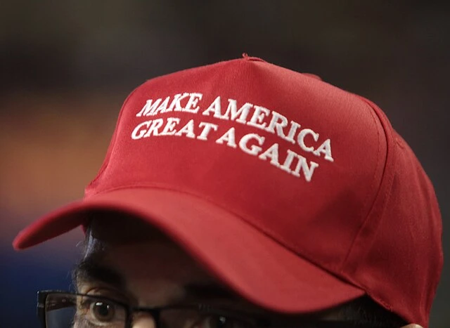 Joe Biden sorgt mit „Trump 2024“-Kappe für Lacher und viralen Hit