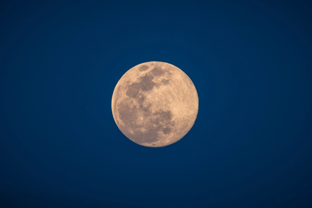 Der größte ‚Supermond‘ des Jahres bereitet Nordamerikas totale Sonnenfinsternis vor: Der Nachthimmel diese Woche