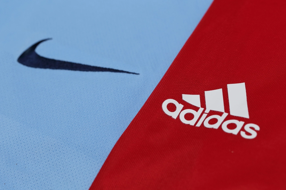 Adidas gegen Nike vor Gericht: Nike-Jogginghose mit drei Streifen verboten