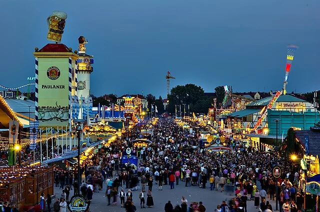 Das erste „Bieropfer“ der Wiesn 2024: US-Amerikanerin kollabiert nach Maß Bier