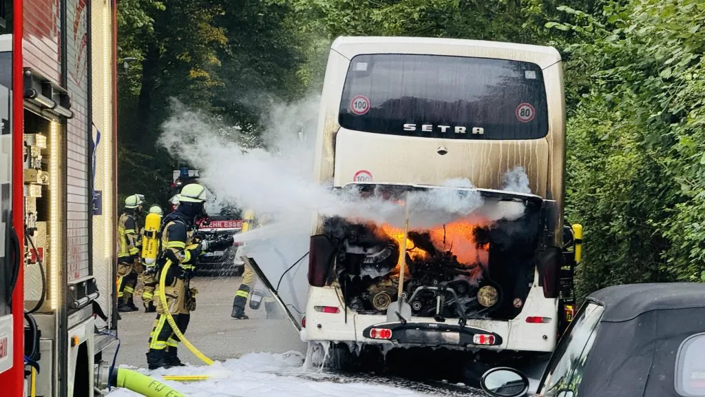 Brennender Reisebus in Essen: Reisebus brennt, Verdacht auf Menschen im Inneren