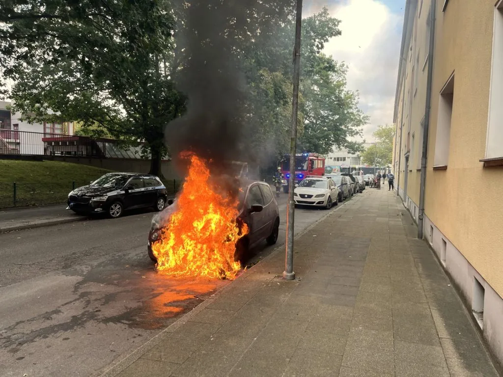 Pkw-Brand in Essen: Feuerwehr verhindert Schlimmeres