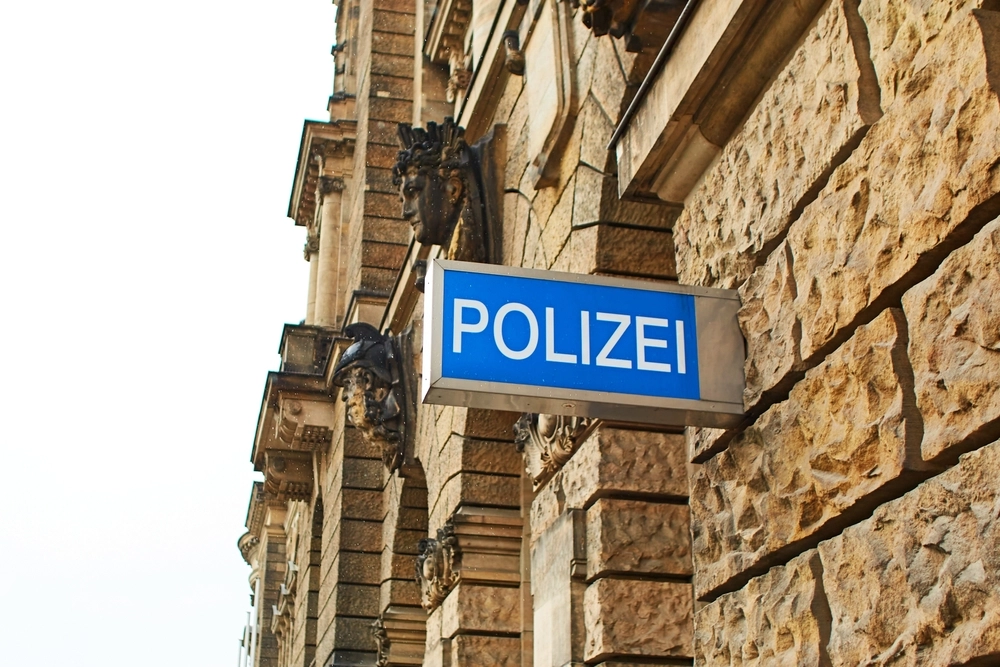 Weit gereist für Ehrlichkeit: Frau gibt wertvollen Ring bei Polizei ab