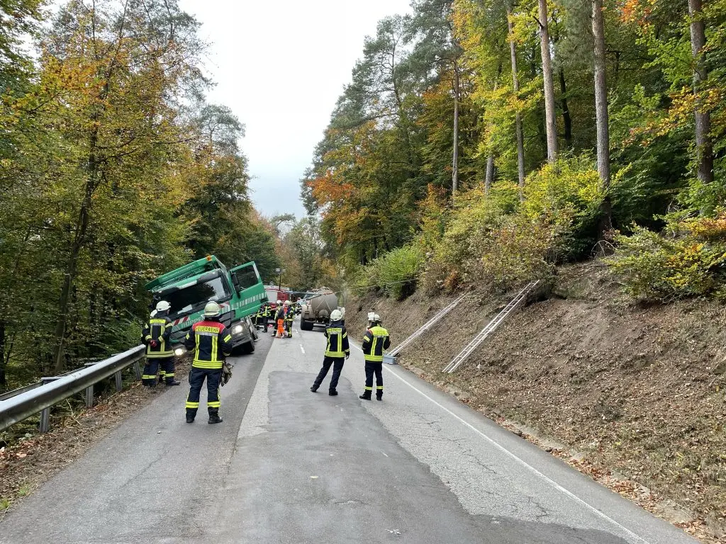 Schreckmoment auf der L132: LKW entgeht Absturz im Kahrener Wald
