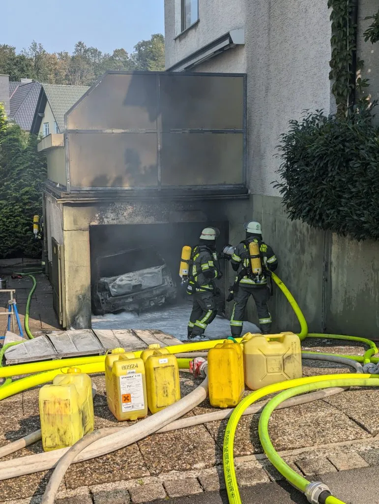Auto brennt in Arnsberger Garage aus