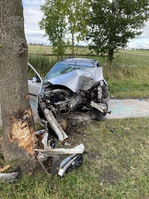 Rettungshubschrauber im Einsatz: Fahrerin nach Baumcrash schwer verletzt