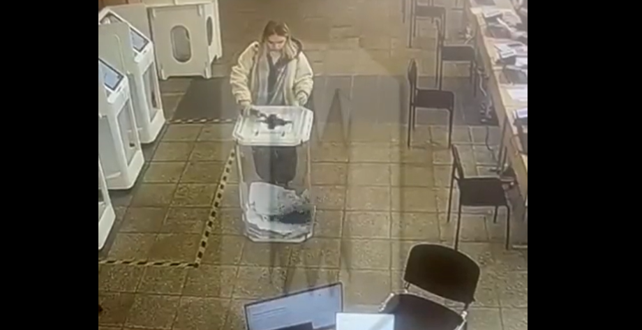 Video: Moskauerin wegen Störung der Wahl mit farbigem Farbstoff angeklagt