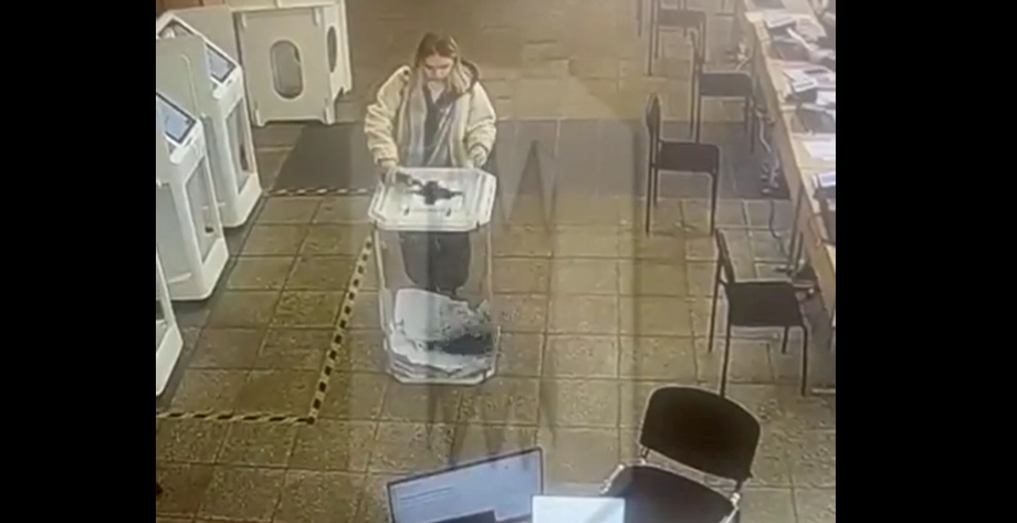 Video: Moskauerin wegen Störung der Wahl mit farbigem Farbstoff angeklagt