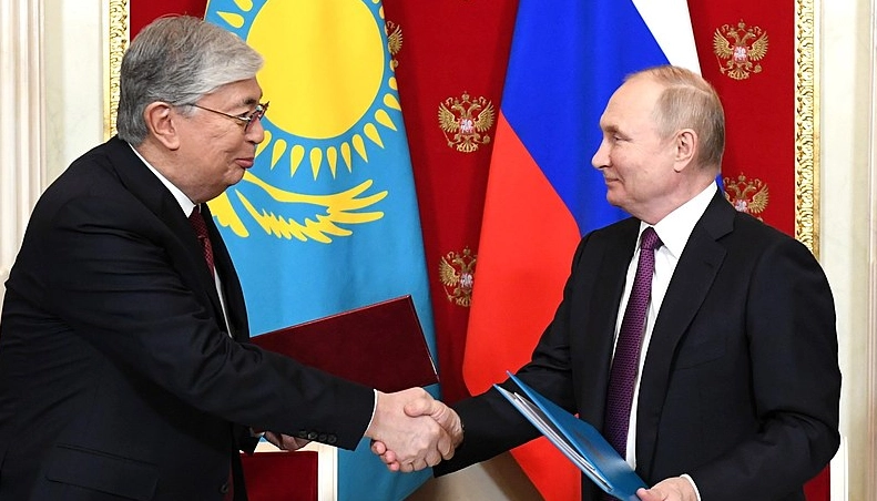 Chinesisches Medium: ‚Mit nur einem Satz hat Tokayev Russland verärgert‘