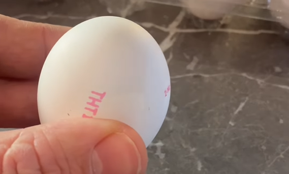 Video: Mit diesem Löffel-Trick lässt sich die Eierschale einfach ‚abgleiten‘