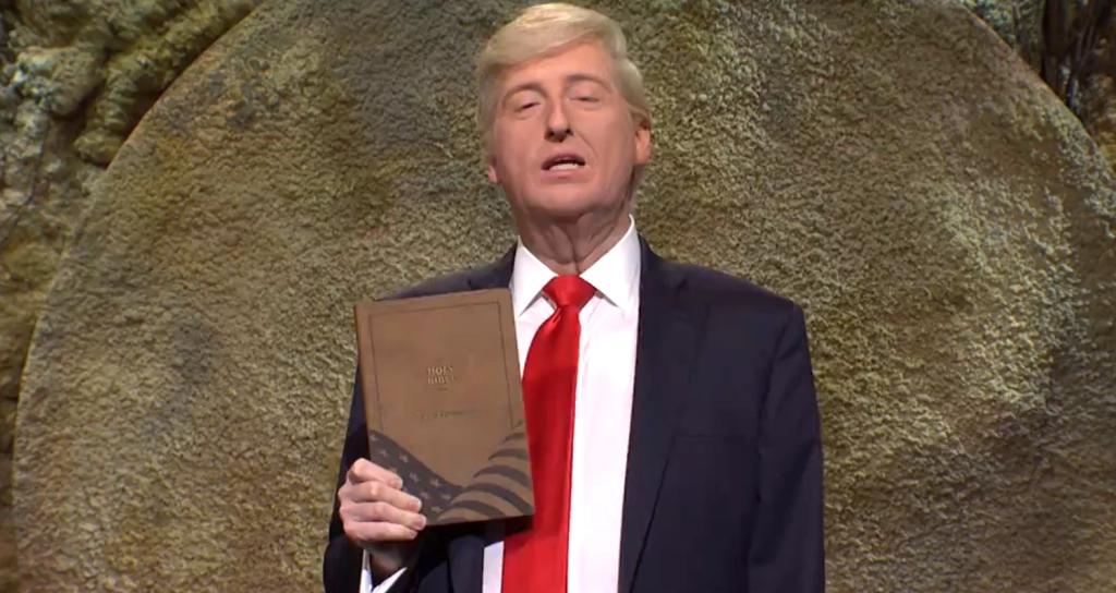 Video: „SNL“ nimmt sich Trumps Bibel-Verkaufsgeschäft vor
