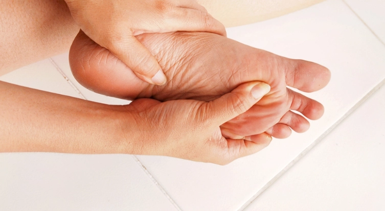 Diabetisches Fußsyndrom: Achten Sie auf diese 3 Symptome