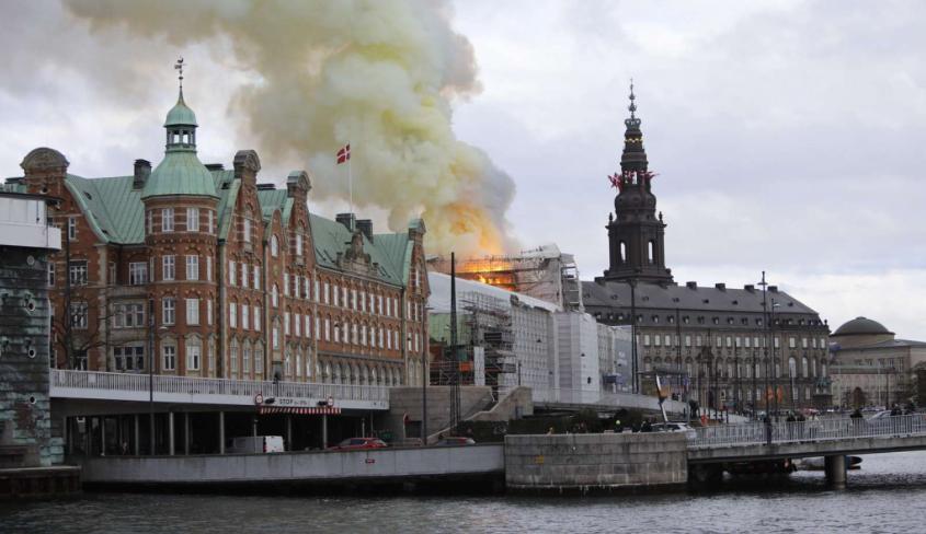 Teile des dänischen Parlaments evakuiert: Ikonisches Gebäude steht in Flammen