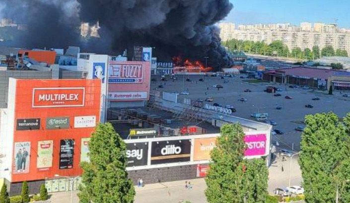 Russischer Bombenangriff auf ukrainisches Baumarkt: Zwei Tote, 33 Verletzte