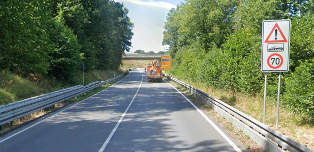 Erheblicher Verkehrsunfall auf der B8 in Arnshöfen: Straße komplett gesperrt