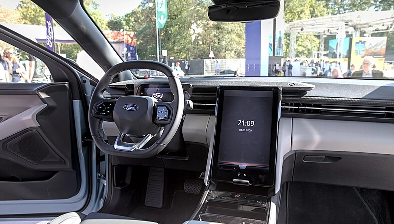 Hohe Risiken durch moderne Cockpits in neuen Fahrzeugen