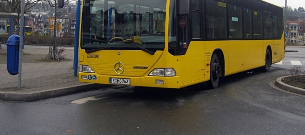Schwerer Unfall in Essen: 11-Jährige geht vor parkendem Bus auf die Straße und wird von PKW erfasst