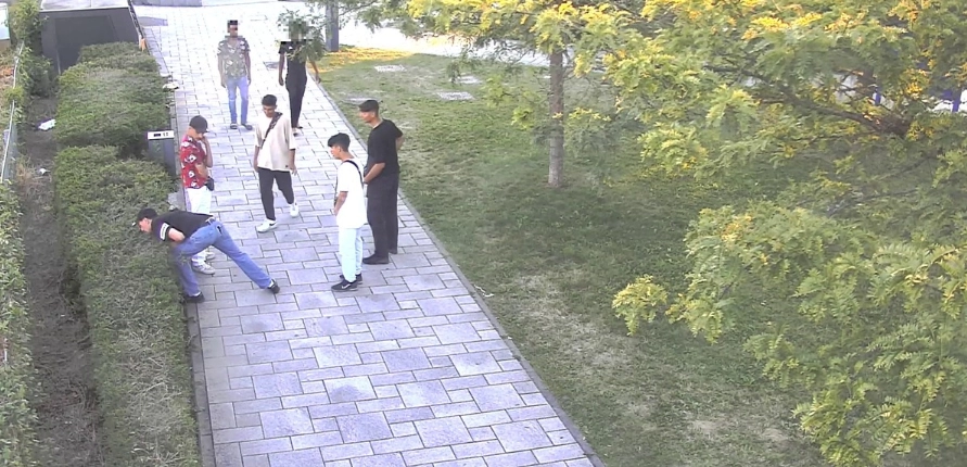 Tätergruppe schlägt obdachlosen Mann – Kennen Sie diese Personen?