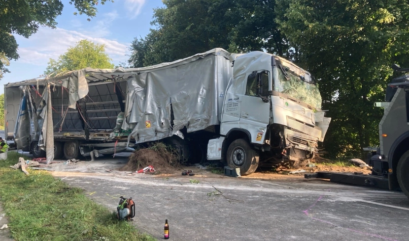 Schwerer Lkw-Unfall auf der B525: Vollsperrung bleibt bestehen