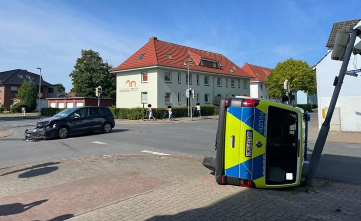 Polizeiwagen kippt bei Einsatz um und prallt nach Kollision mit 66-jährigem Autofahrer gegen Laternenmast