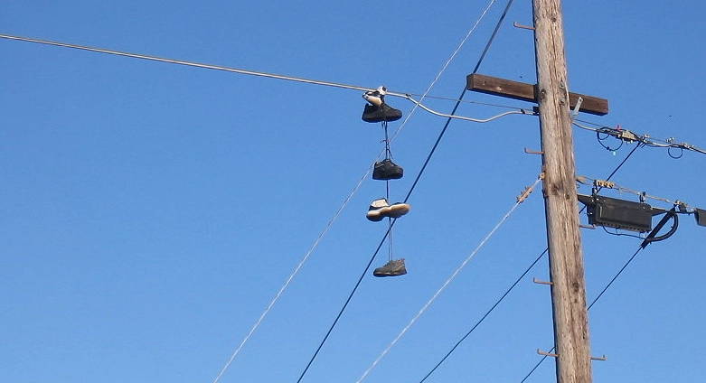 Warum hängen überall auf der Welt Schuhe an Stromleitungen?