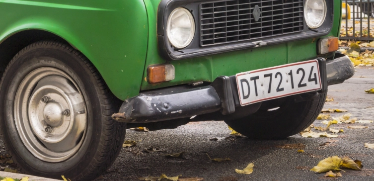 Autofahrer erhält Ablehnung für Kennzeichen: Warten Sie, bis Sie es im Rückspiegel sehen