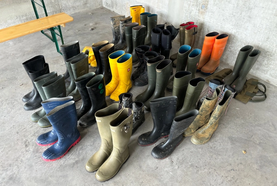 Endlich ist der mysteriöse Fall gelöst: Darum stahl er über 2 Jahre hinweg 35 Paar Gummistiefel
