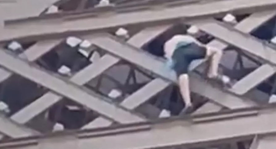 Mann klettert auf Eiffelturm: Besucher evakuiert