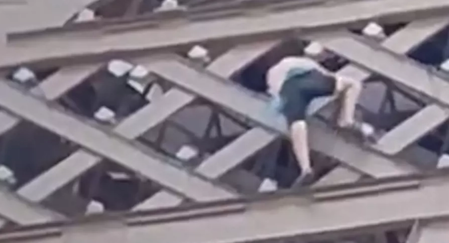 Mann klettert auf Eiffelturm: Besucher evakuiert