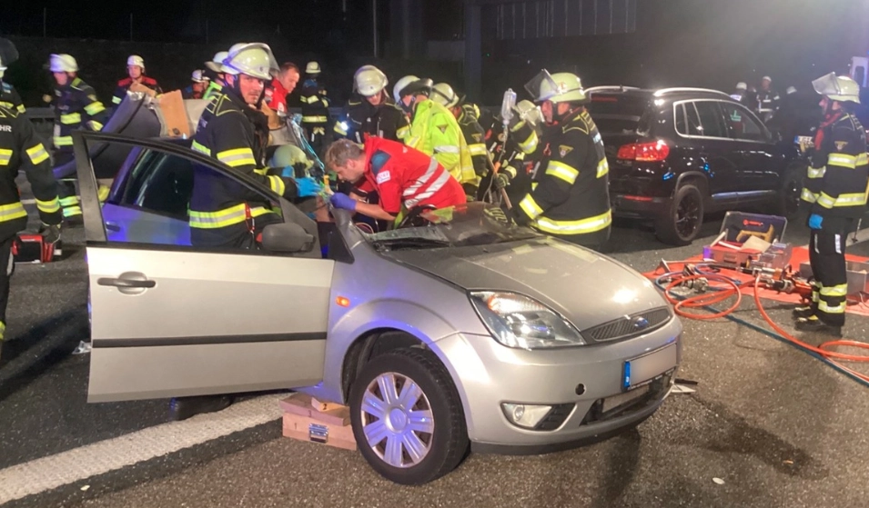 Schwerer Verkehrsunfall auf der A99: Sechs Autos kollidieren, mehrere Personen schwer verletzt