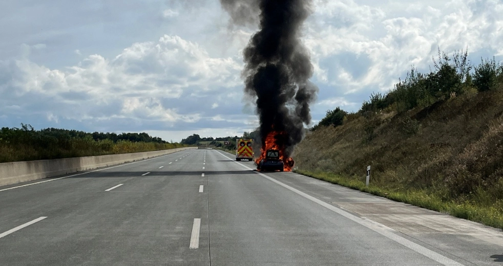 Dramatischer Fahrzeugbrand auf der A9 bei Triptis