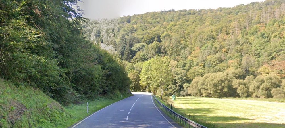 Tödlicher Unfall auf der B54: 60-jähriger Fahrer verstirbt nach Frontalzusammenstoß