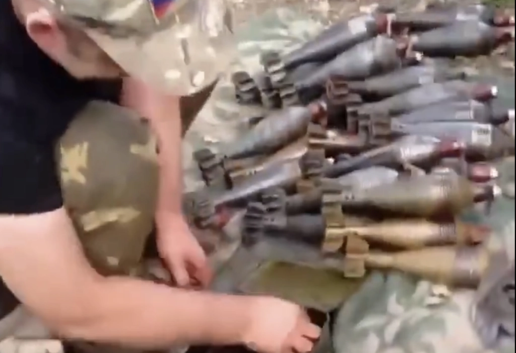 VIDEO: Russische Soldaten schrubben verzweifelt Rost von nordkoreanischen Mörsergranaten