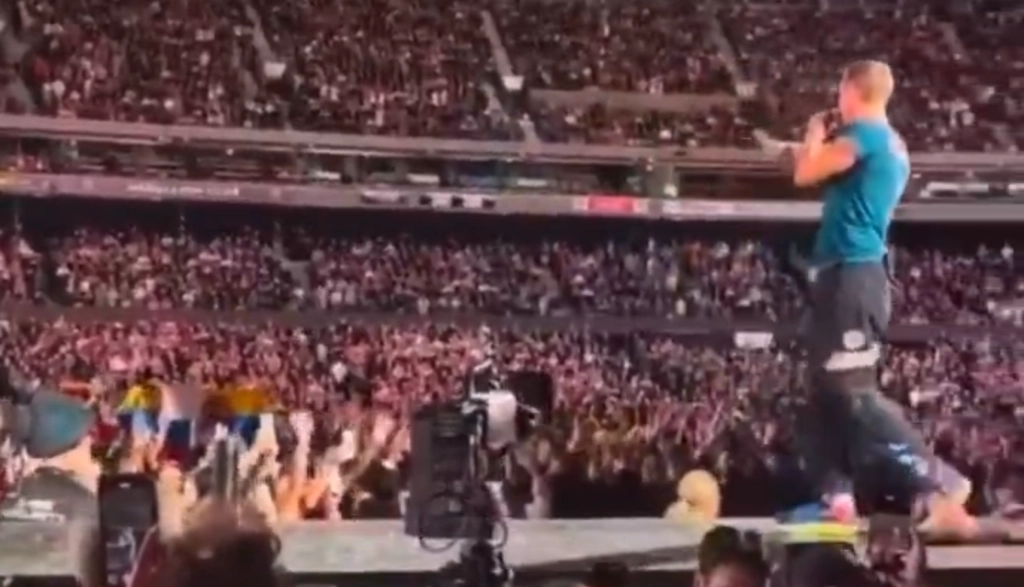 VIDEO: Coldplays Chris Martin stürzt durch die Bühne während Konzert in Melbourne