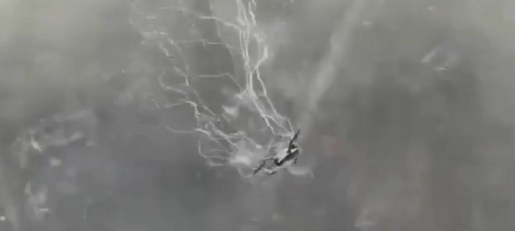 VIDEO: Ukrainische „Spider-Man“-Drohne fängt russische Drohnen mit Netzen in der Luft
