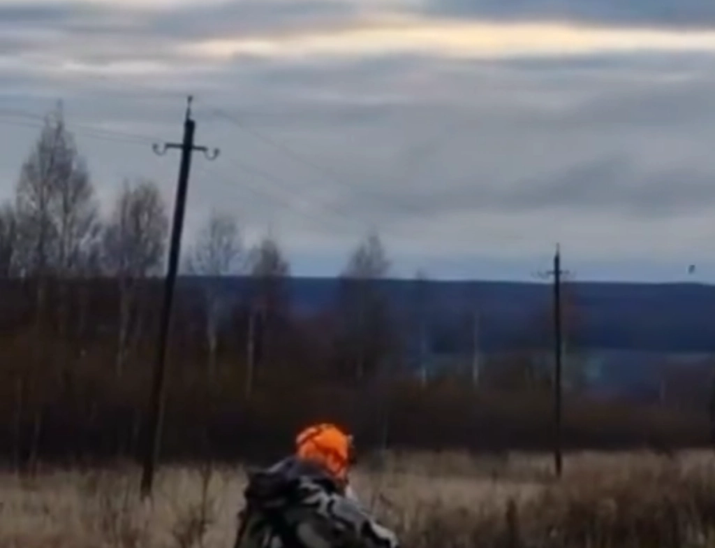 Ukrainische Drohne überrascht russische Jäger – Reaktion im Video festgehalten